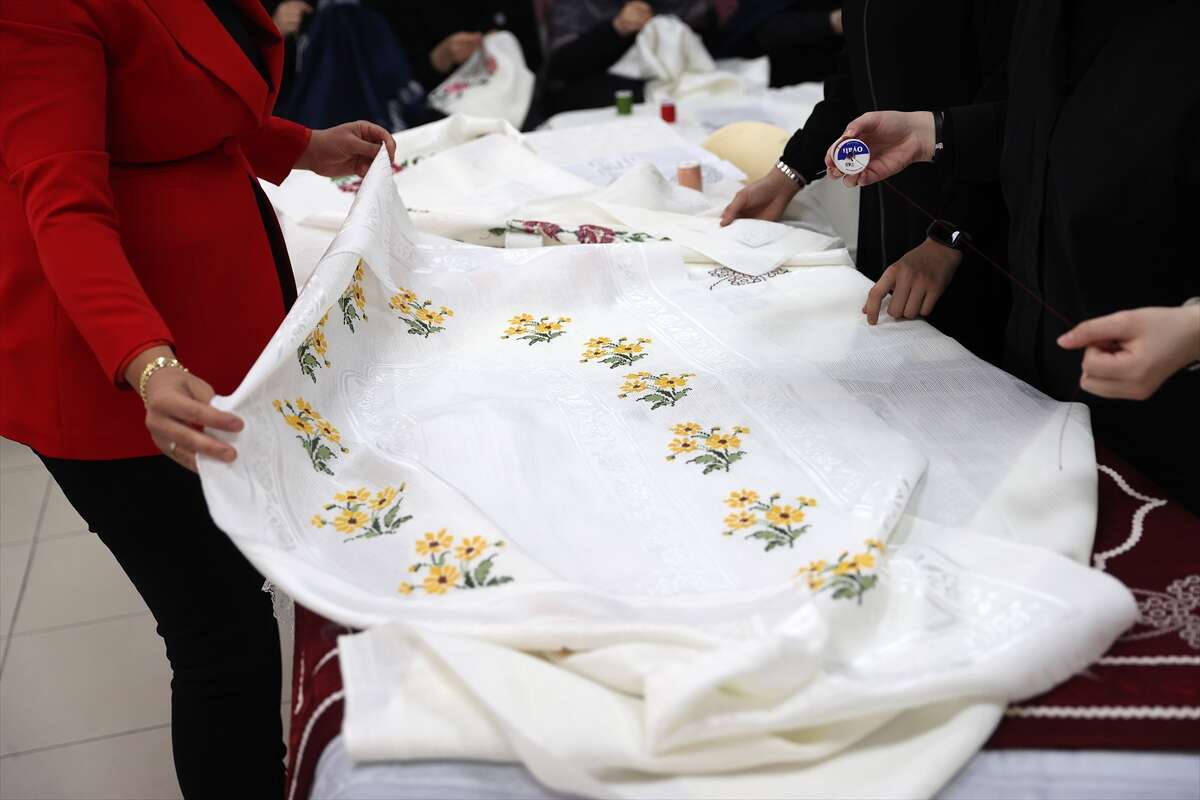 Konya’da İHL öğrencilerinin işledikleri seccadeler Gazze için umut olacak 11